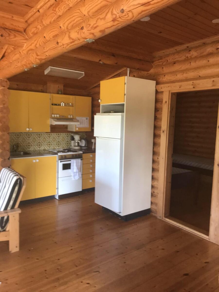 bild på köket innan renovering , gula köksluckor 