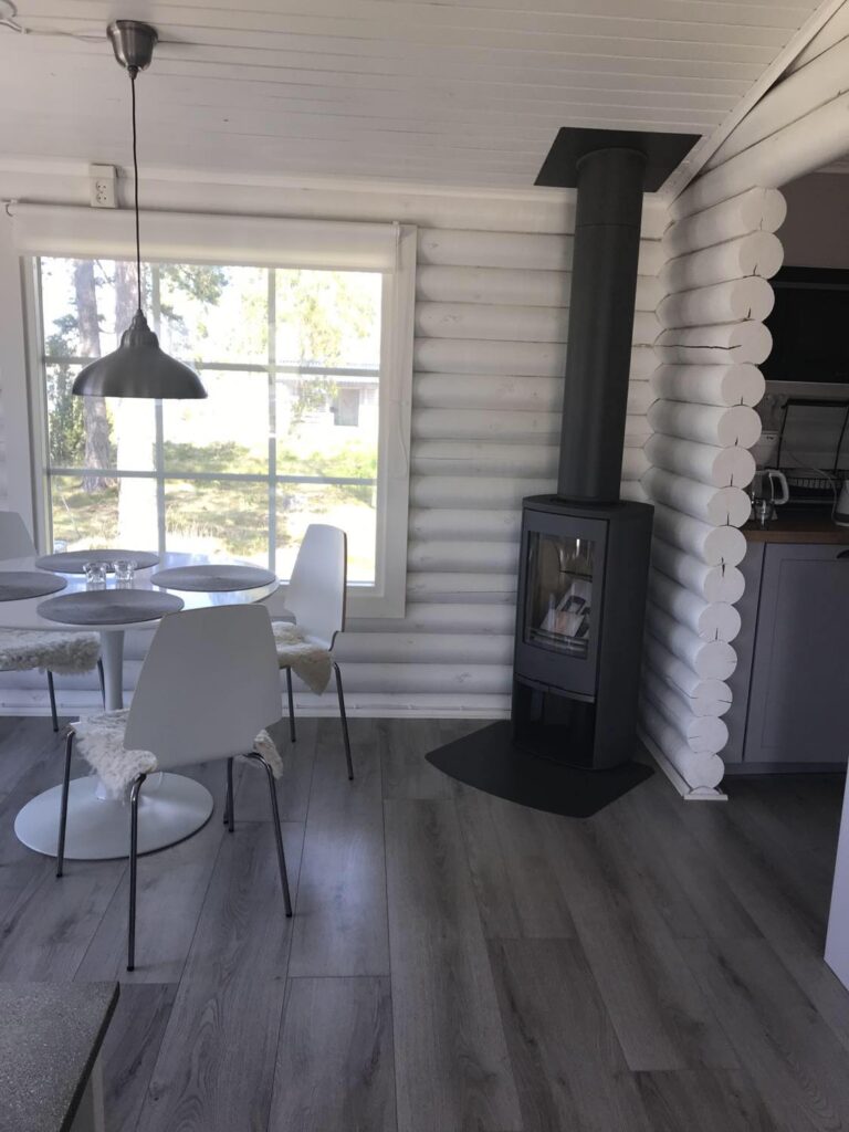 bild på den färdig installerade kaminen i allrummet färg mörkgrå