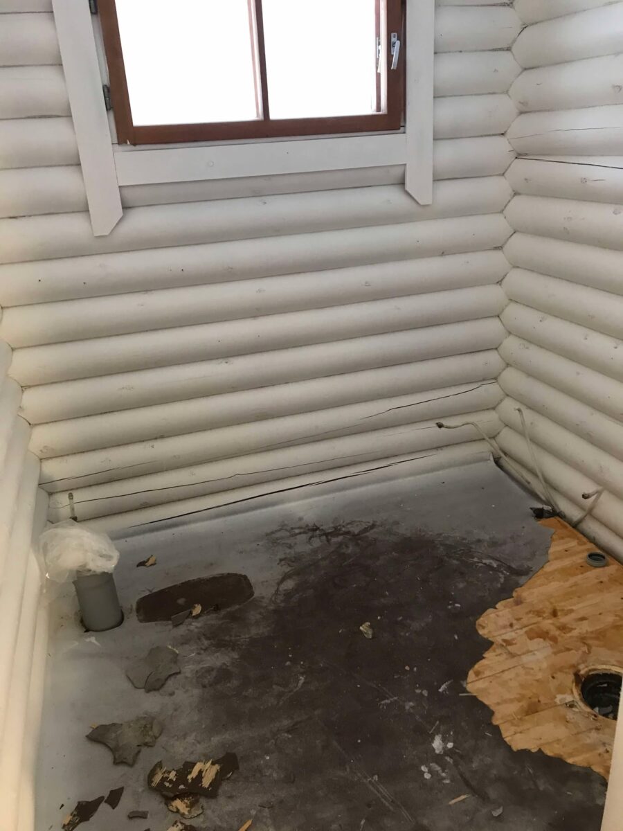 badrummet här är allt utplockat och golvet borttaget 