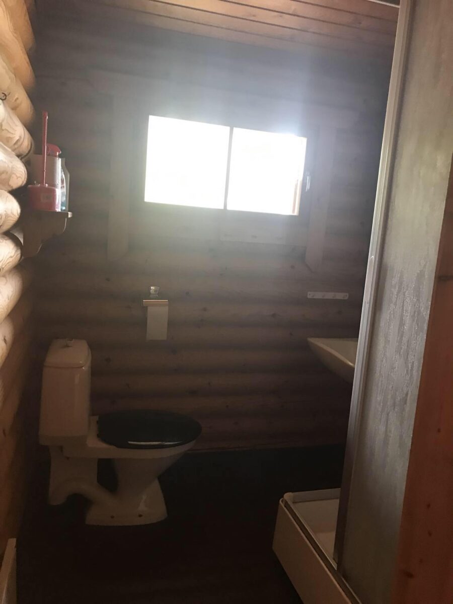 bild på badrum innan renovering
gammal duschkabin , toalett och ett handfat