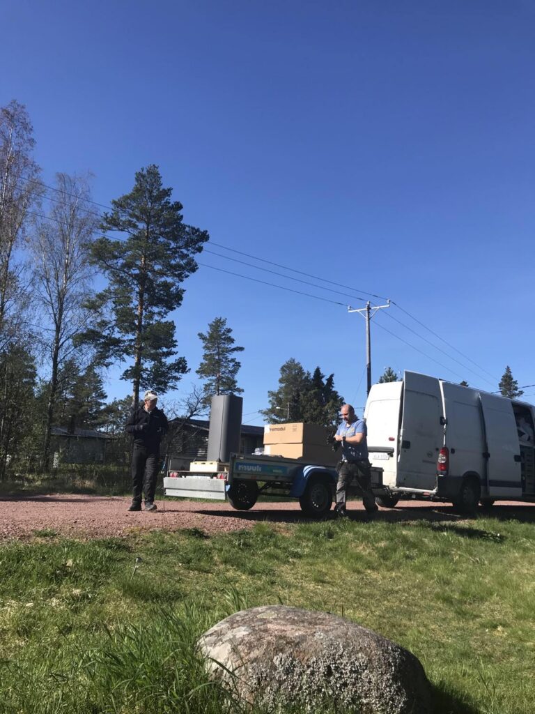 byggarna som ska installera kaminen i stugan , bild på släpkärran med allt material