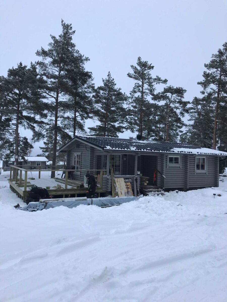 här är den ny verandan på gång och byggs ca 20 kvm
