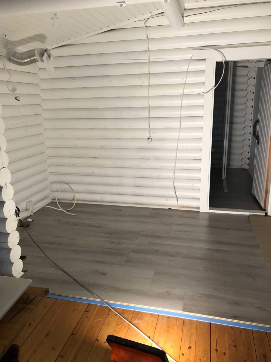 golvläggning i köket snart klar har tittat på youtube filmer hur man gör, det blir klickgolv i hela huset grå melerat förutom badrum där det blir klinker