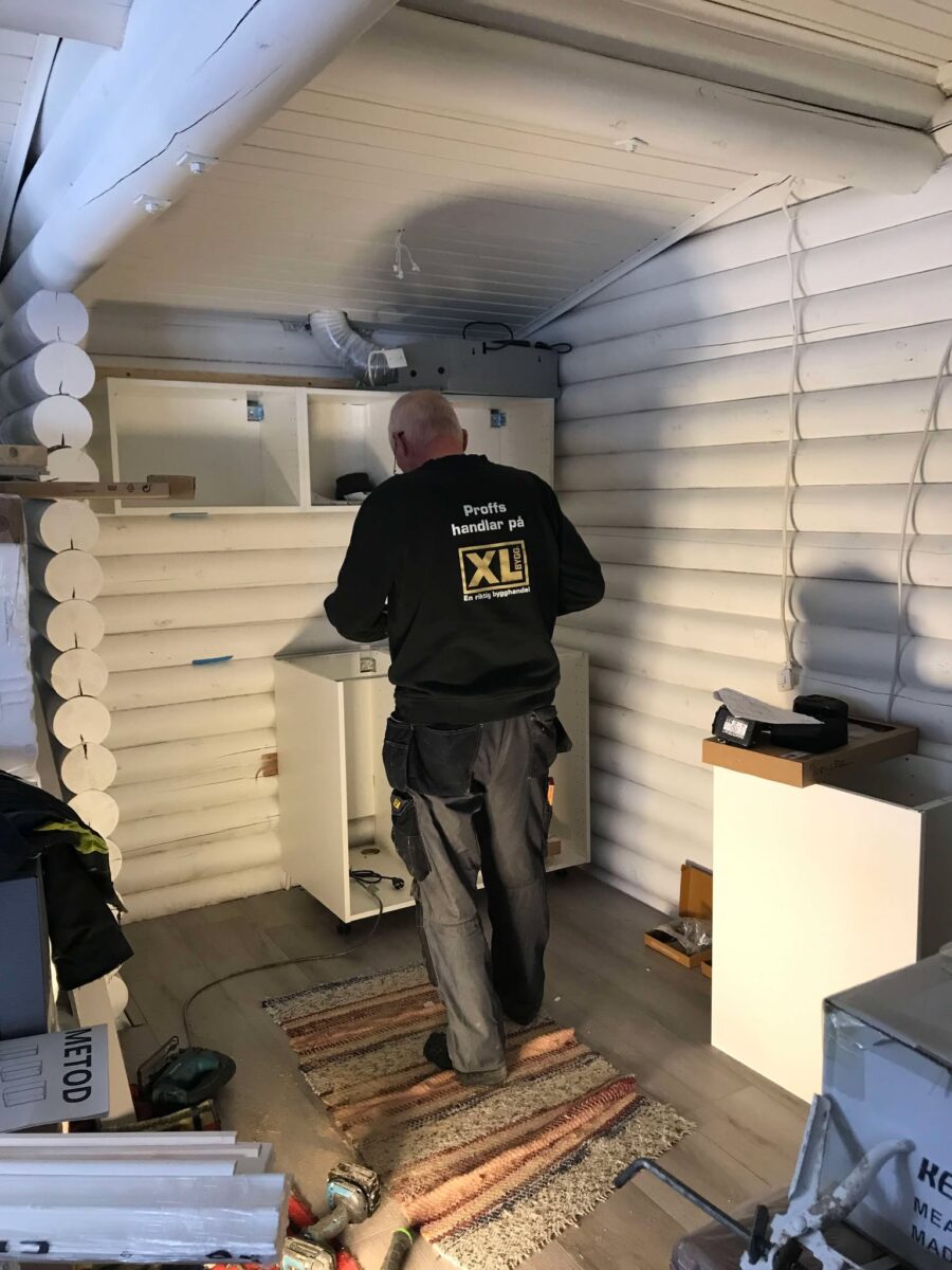 här är det full fart att  montera köket 