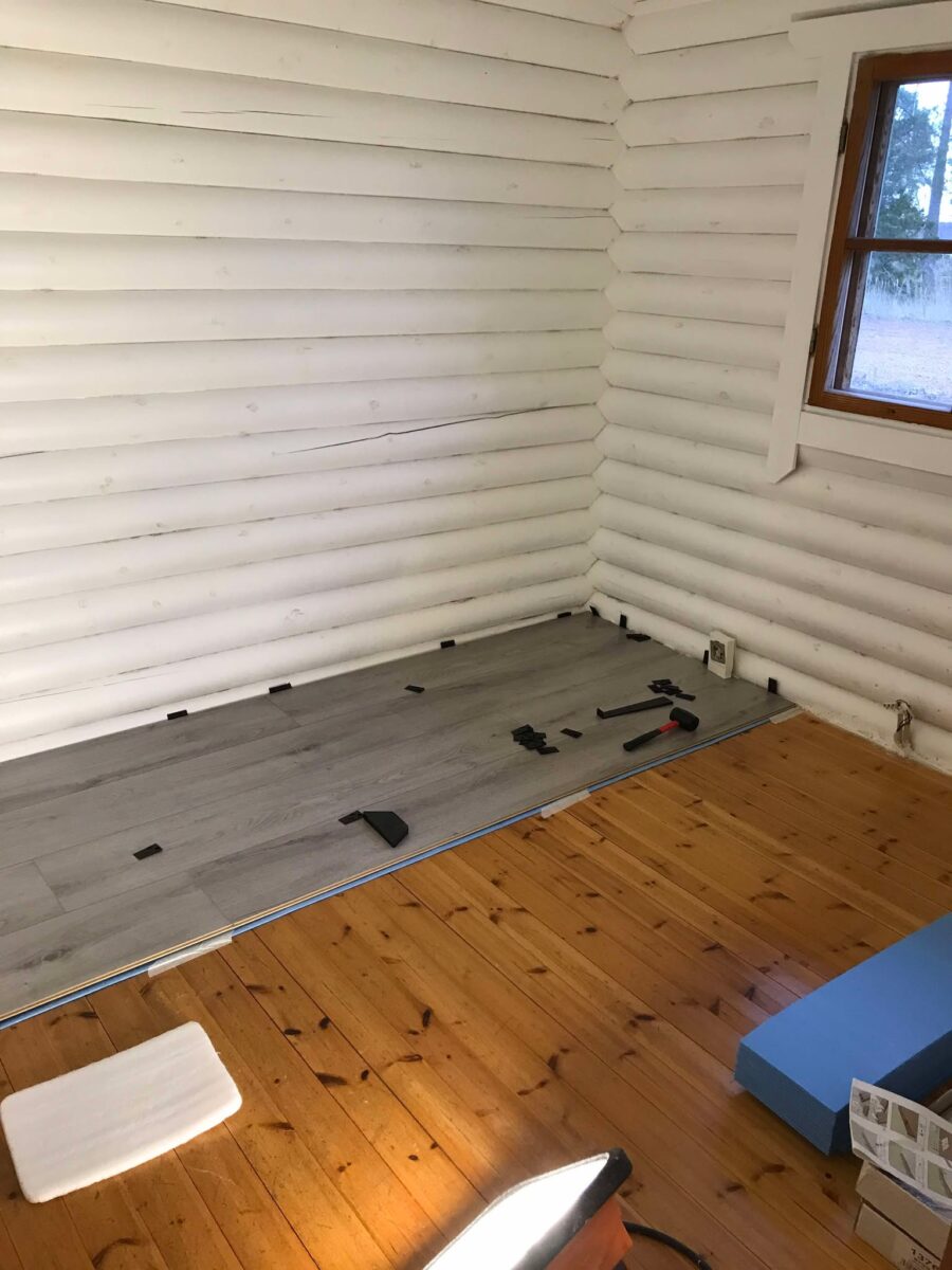 golvläggning påbörjat, ett klick golv grå laserat 