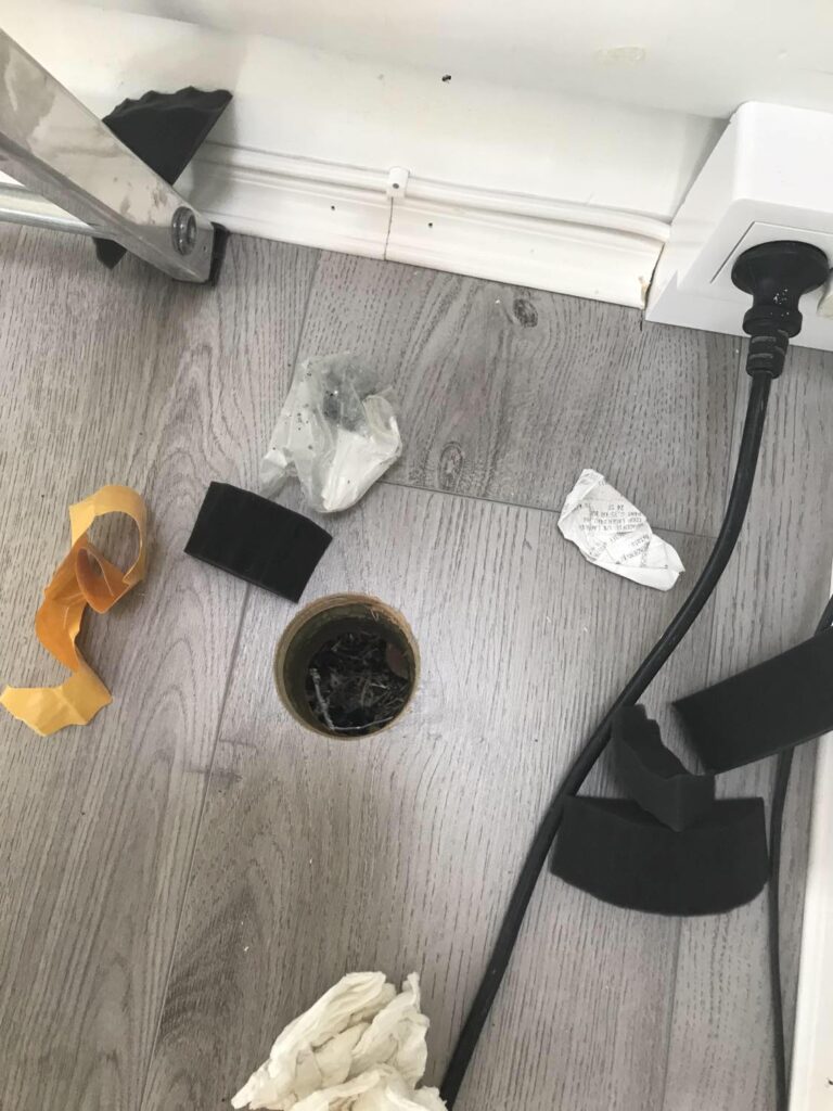 hål i golvet för att det ska komma in luft under ifrån till kaminen
