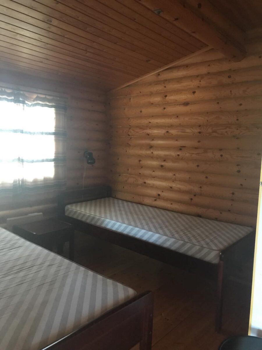 sovrum innan renovering två enkelsängar